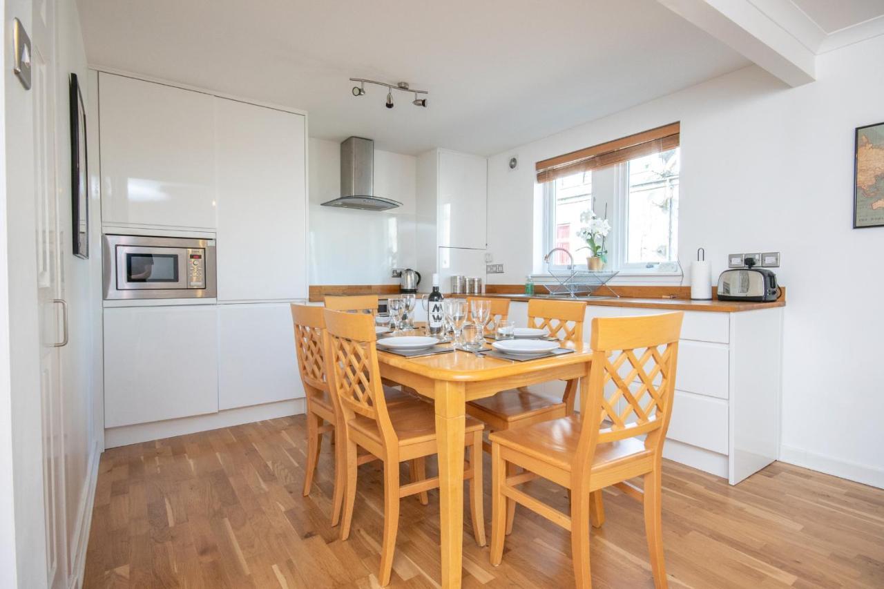 Dwellcome Home Ltd 2 King Beds West End Apt, Half Mile To Union Street Yet Quiet, Free Allocated Parking Space At Rear Entrance & Fast Wifi, Ideal For Long Term Contractor, Corporate, Etc Stays, Regular Housekeeping Option - See Our Site For Assuranc Aberdeen Exterior foto