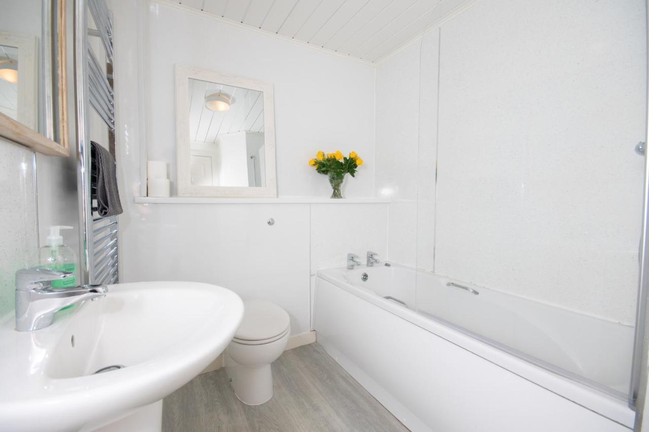 Dwellcome Home Ltd 2 King Beds West End Apt, Half Mile To Union Street Yet Quiet, Free Allocated Parking Space At Rear Entrance & Fast Wifi, Ideal For Long Term Contractor, Corporate, Etc Stays, Regular Housekeeping Option - See Our Site For Assuranc Aberdeen Exterior foto