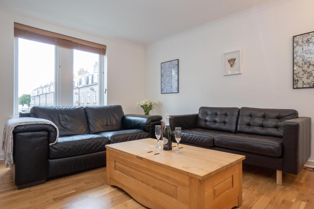 Dwellcome Home Ltd 2 King Beds West End Apt, Half Mile To Union Street Yet Quiet, Free Allocated Parking Space At Rear Entrance & Fast Wifi, Ideal For Long Term Contractor, Corporate, Etc Stays, Regular Housekeeping Option - See Our Site For Assuranc Aberdeen Exterior foto